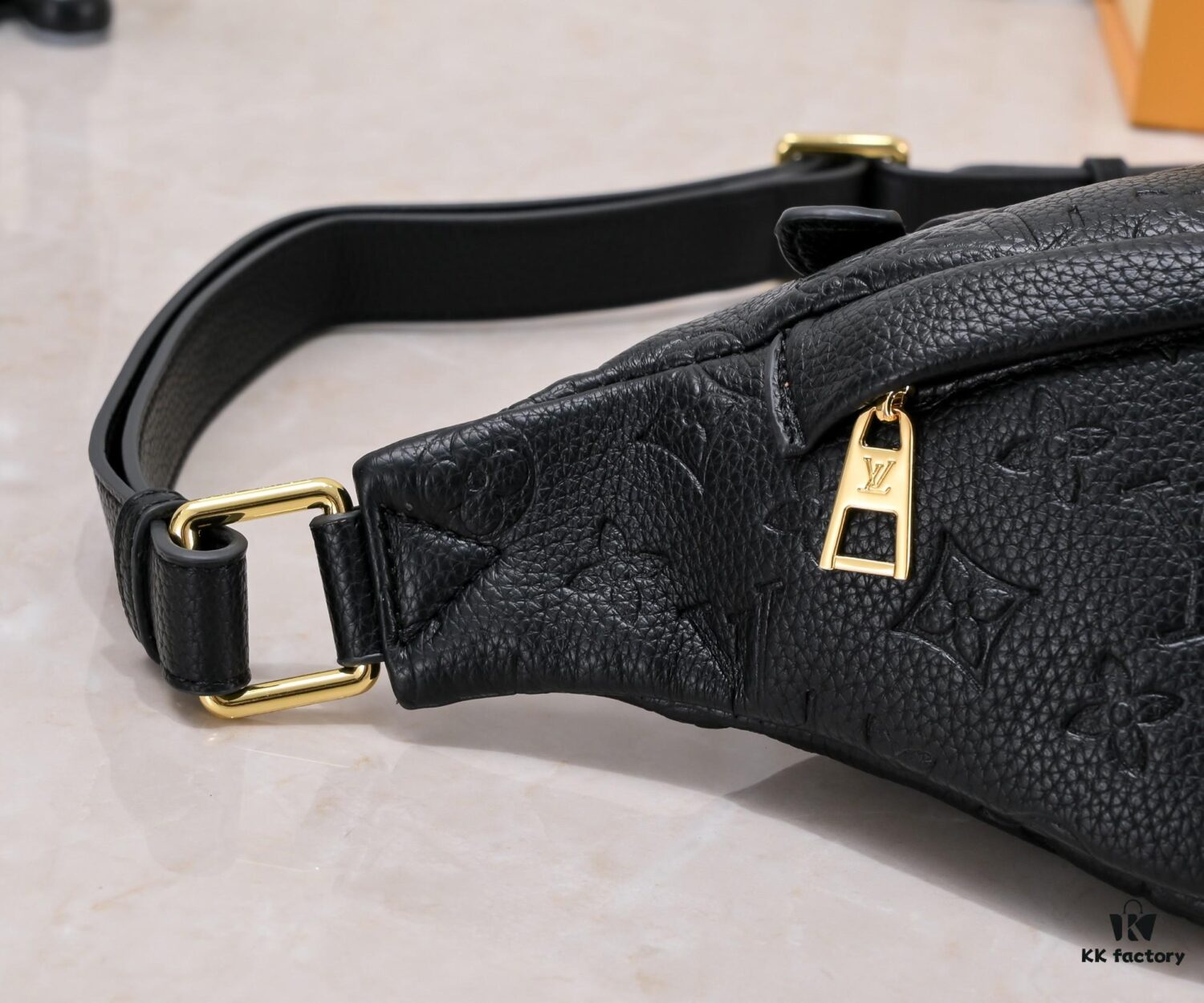 Exclusive Real Shot - Upgraded Version ‼️ Genuine Leather 🔥 Original Hardware with Full Steel Zipper Pulls 🐂 NEW WAVE Waist Bag M44812 Black White 🎏