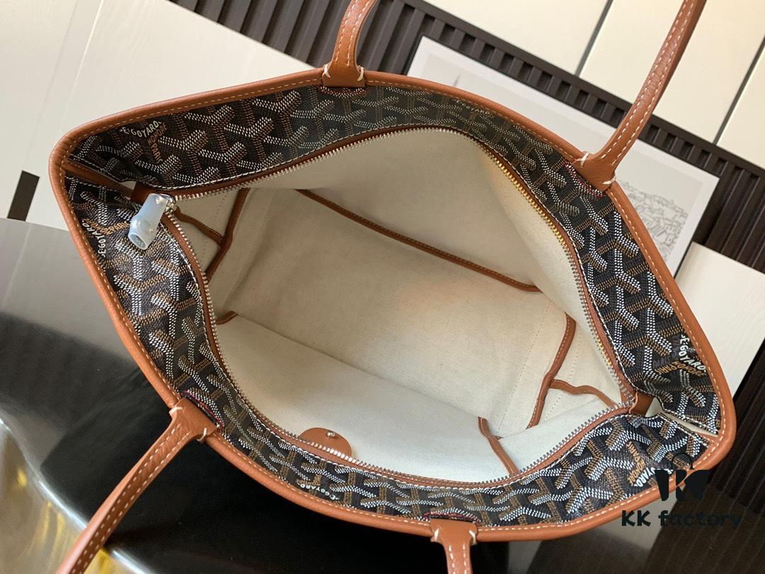 Small Artois Small Bag (Zip Tote) is a tribute to the iconic Saint Louis Bag, featuring a structured design with enhanced security and privacy thanks to leather corner guards and a zip closure. It also includes a removable inner pouch for organizing your belongings. The Artois Small Bag has longer handles than the Saint Louis Small Bag, making it more comfortable to carry.