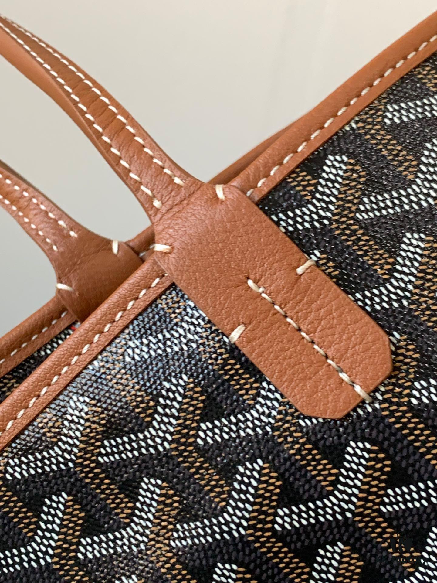 Small Artois Small Bag (Zip Tote) is a tribute to the iconic Saint Louis Bag, featuring a structured design with enhanced security and privacy thanks to leather corner guards and a zip closure. It also includes a removable inner pouch for organizing your belongings. The Artois Small Bag has longer handles than the Saint Louis Small Bag, making it more comfortable to carry.