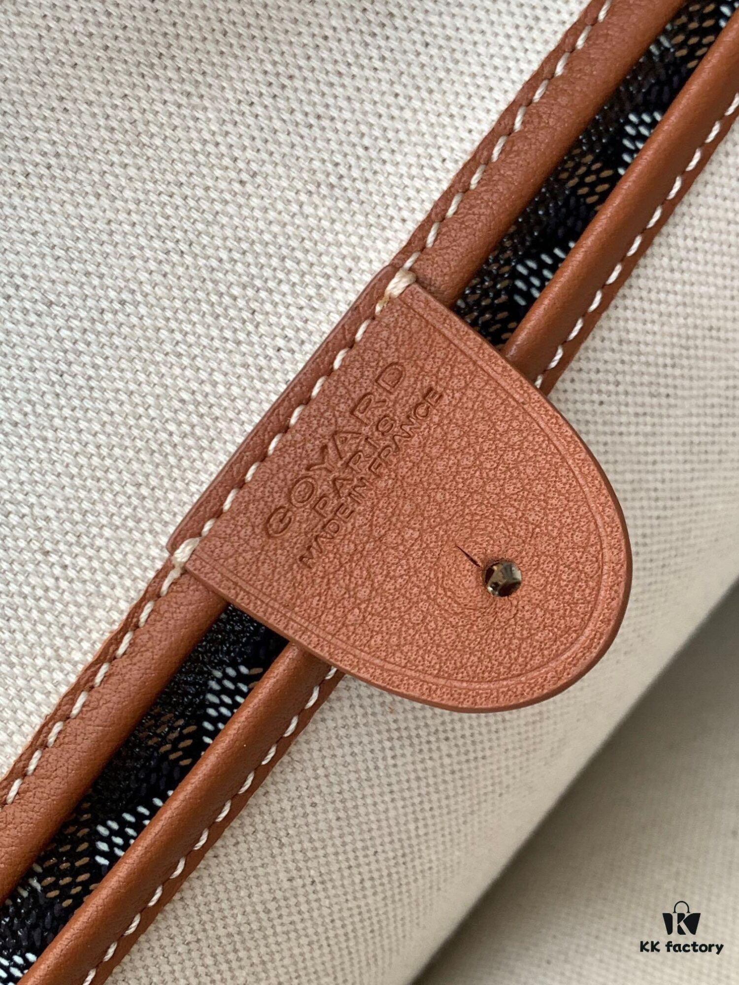 Small Artois Small Bag (Zip Tote) is a tribute to the iconic Saint Louis Bag, featuring a structured design with enhanced security and privacy thanks to leather corner guards and a zip closure. It also includes a removable inner pouch for organizing your belongings. The Artois Small Bag has longer handles than the Saint Louis Small Bag, making it more comfortable to carry.