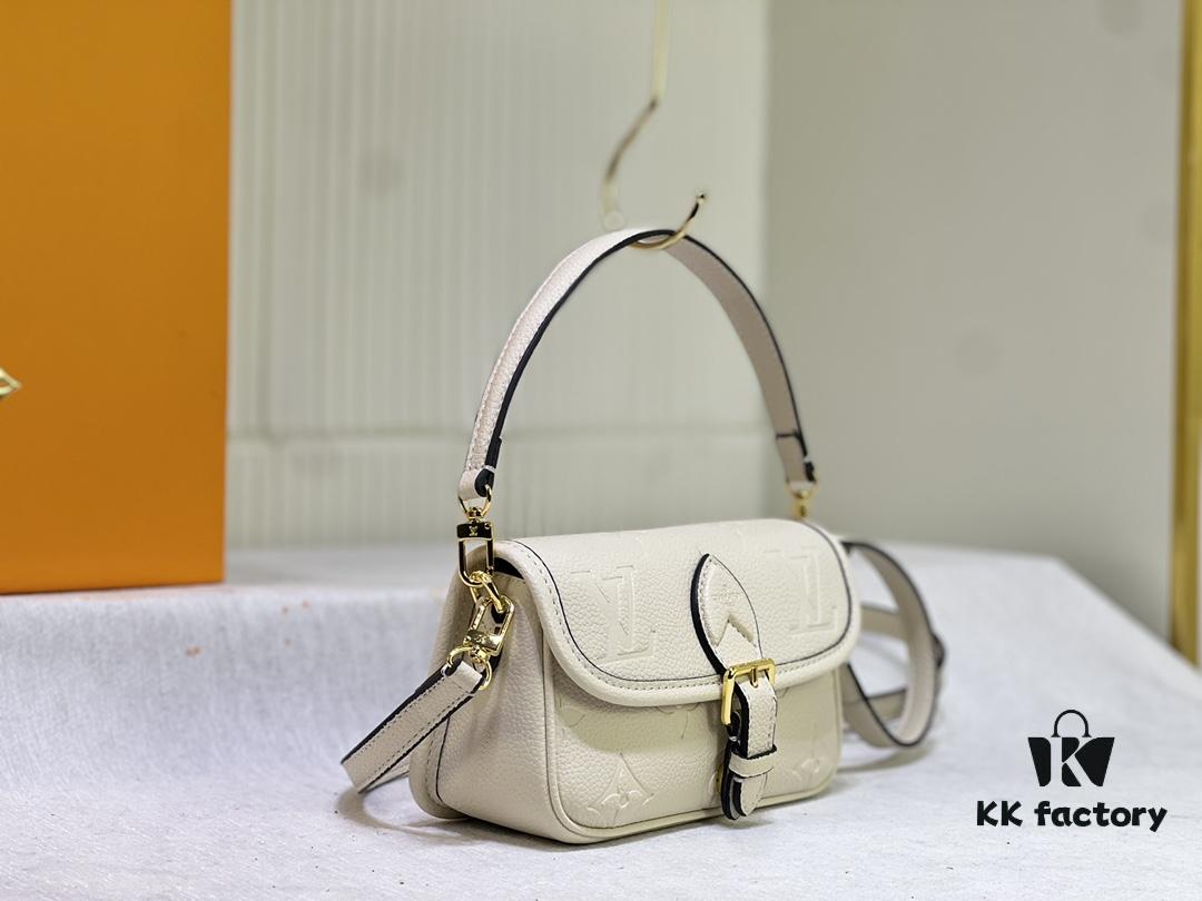 M83300 M45985 Baguette Collection New Diane Handbag