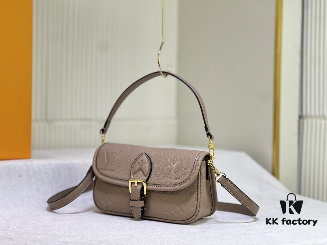 M83300 M45985 Baguette Collection New Diane Handbag