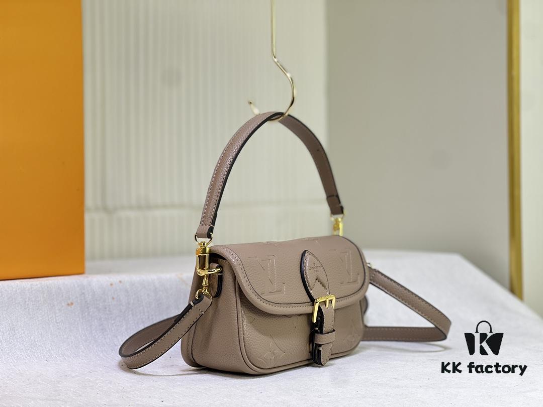 M83300 M45985 Baguette Collection New Diane Handbag