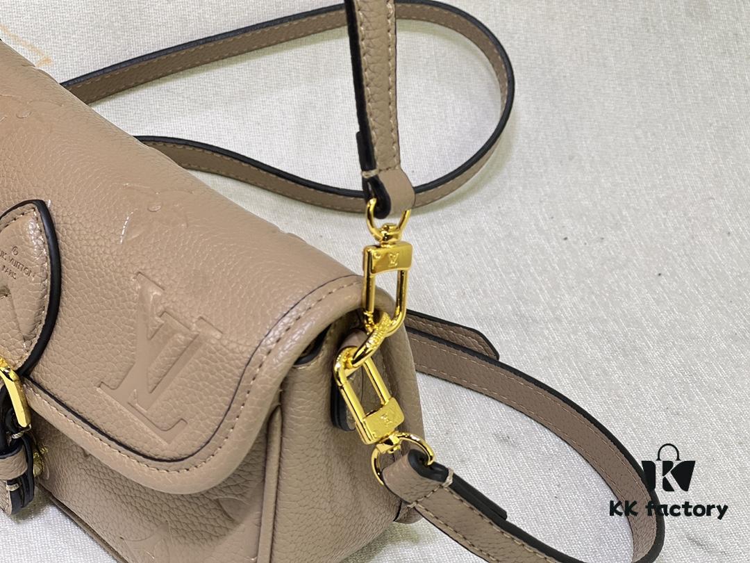 M83300 M45985 Baguette Collection New Diane Handbag