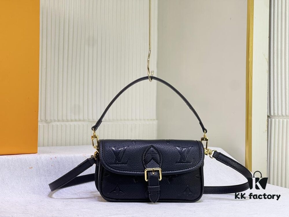 M83300 M45985 Baguette Collection New Diane Handbag