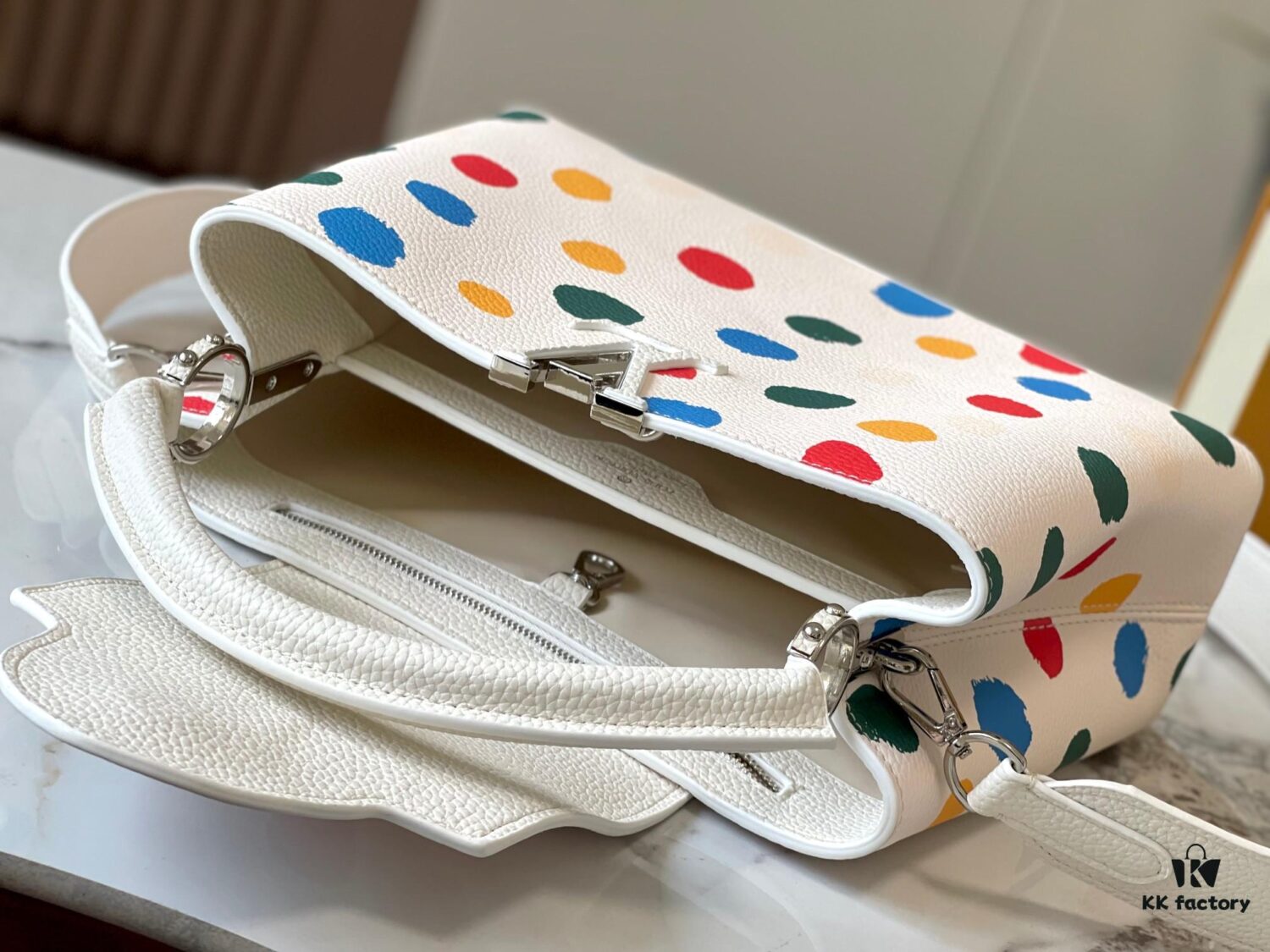 Upgraded M21665 LV x YK Capucines Medium Handbag