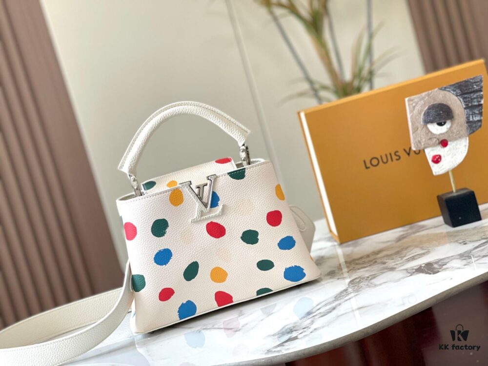 Upgraded M21663 This LV x YK Capucines Small Handbag is from the Louis Vuitton x Yayoi Kusama collaboration collection. The renowned Japanese artist, captivated by polka dots since childhood and viewing them as a symbol of infinity, vividly expresses this motif through 3D hand-painted polka dot prints on supple Taurillon leather.