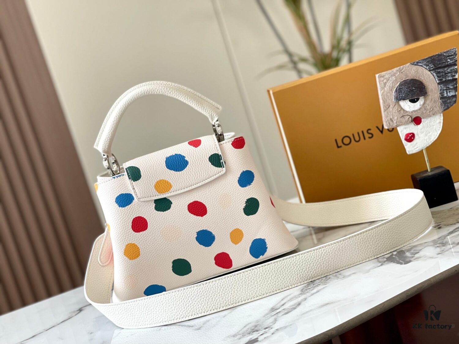 Upgraded M21663 This LV x YK Capucines Small Handbag is from the Louis Vuitton x Yayoi Kusama collaboration collection. The renowned Japanese artist, captivated by polka dots since childhood and viewing them as a symbol of infinity, vividly expresses this motif through 3D hand-painted polka dot prints on supple Taurillon leather.