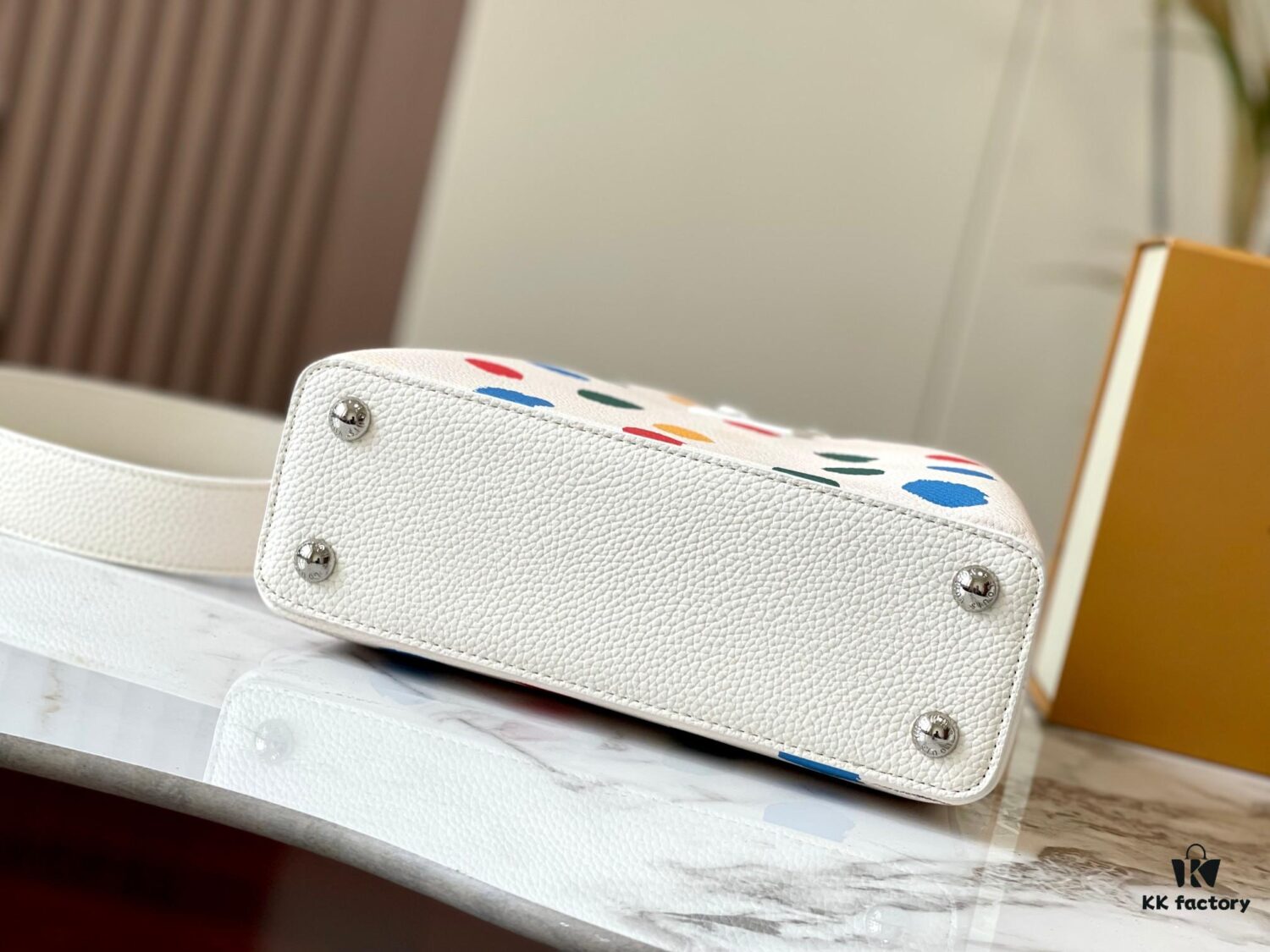 Upgraded M21663 This LV x YK Capucines Small Handbag is from the Louis Vuitton x Yayoi Kusama collaboration collection. The renowned Japanese artist, captivated by polka dots since childhood and viewing them as a symbol of infinity, vividly expresses this motif through 3D hand-painted polka dot prints on supple Taurillon leather.