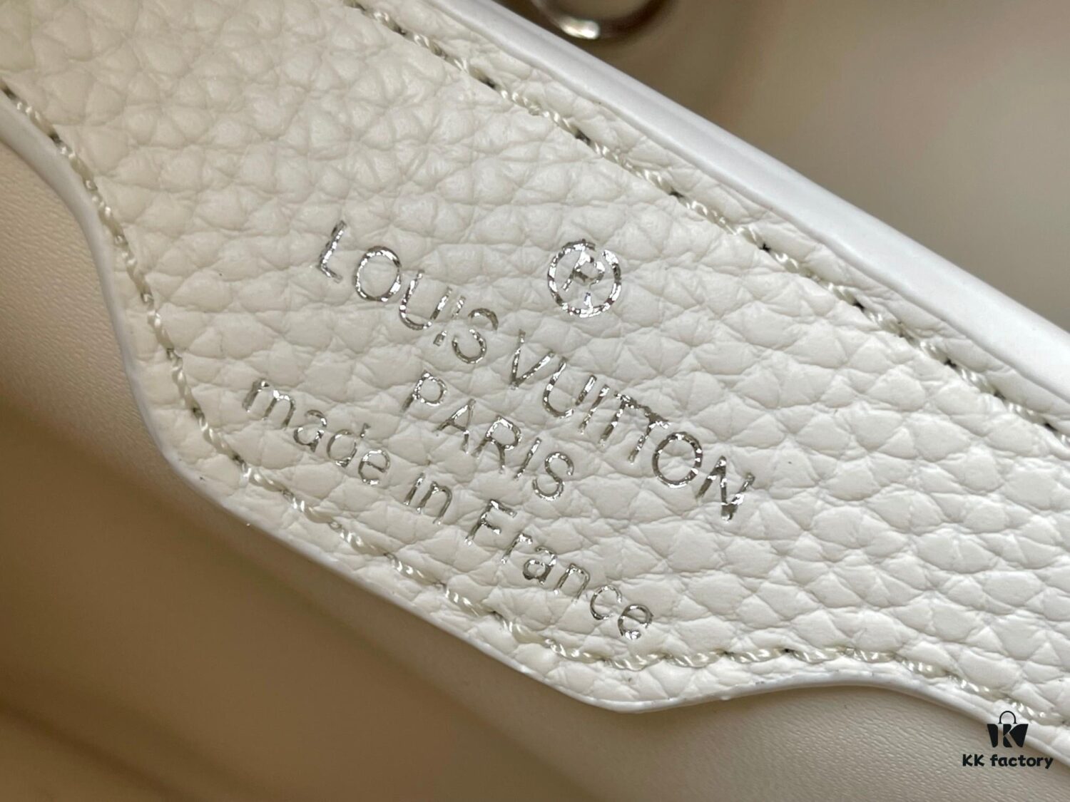 Upgraded M21663 This LV x YK Capucines Small Handbag is from the Louis Vuitton x Yayoi Kusama collaboration collection. The renowned Japanese artist, captivated by polka dots since childhood and viewing them as a symbol of infinity, vividly expresses this motif through 3D hand-painted polka dot prints on supple Taurillon leather.