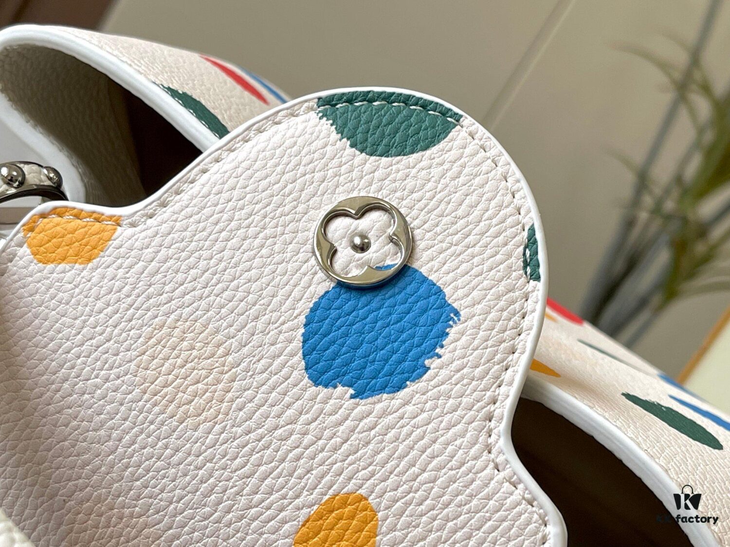 Upgraded M21663 This LV x YK Capucines Small Handbag is from the Louis Vuitton x Yayoi Kusama collaboration collection. The renowned Japanese artist, captivated by polka dots since childhood and viewing them as a symbol of infinity, vividly expresses this motif through 3D hand-painted polka dot prints on supple Taurillon leather.