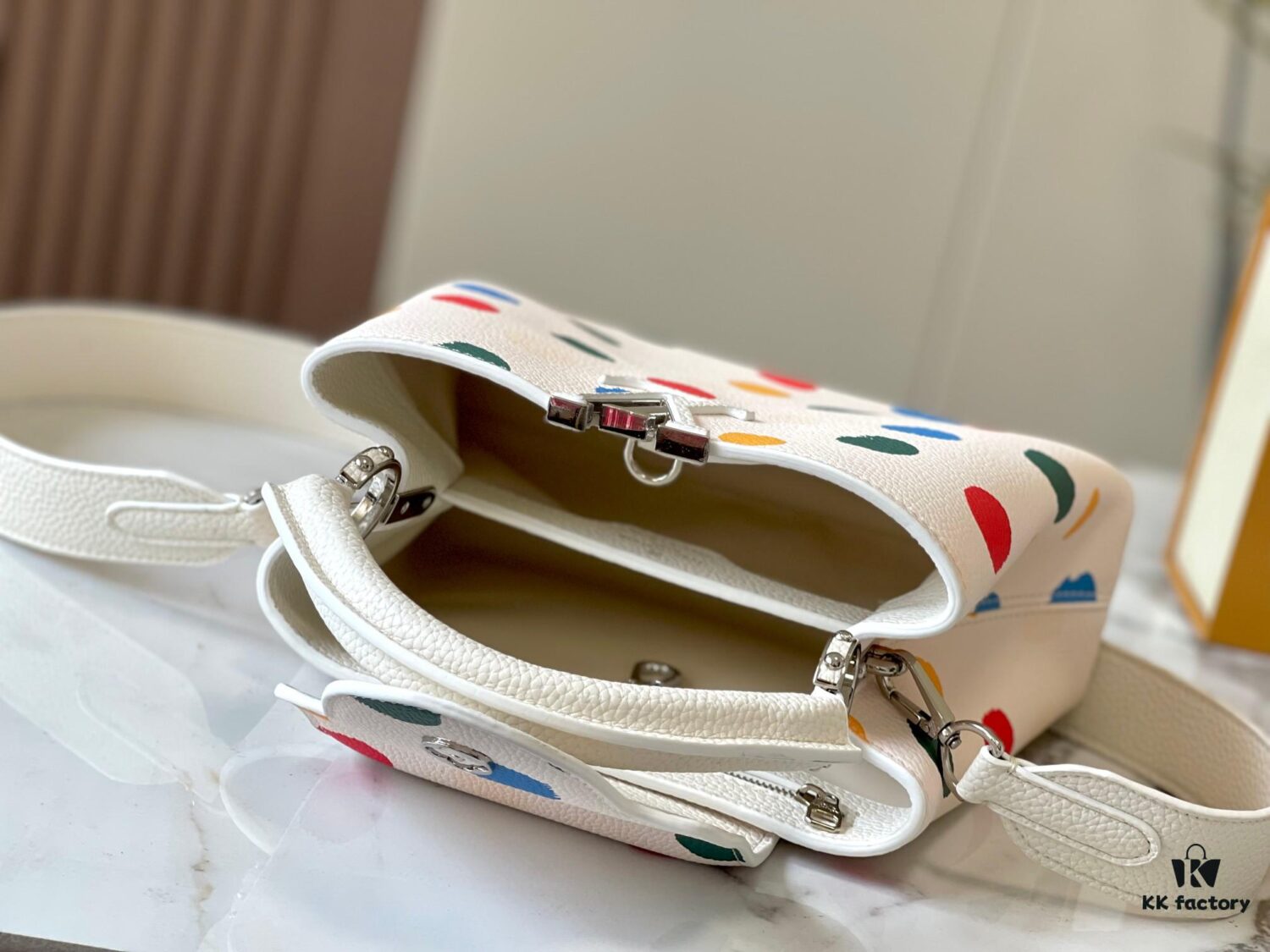 Upgraded M21663 This LV x YK Capucines Small Handbag is from the Louis Vuitton x Yayoi Kusama collaboration collection. The renowned Japanese artist, captivated by polka dots since childhood and viewing them as a symbol of infinity, vividly expresses this motif through 3D hand-painted polka dot prints on supple Taurillon leather.