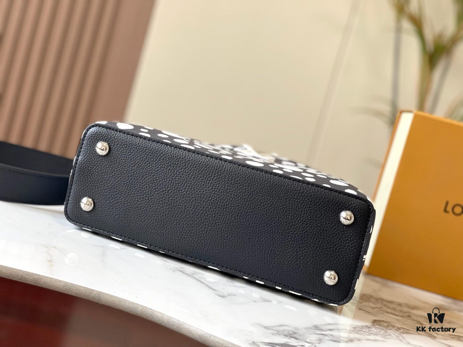 Upgraded M21665 LV x YK Capucines Medium Handbag