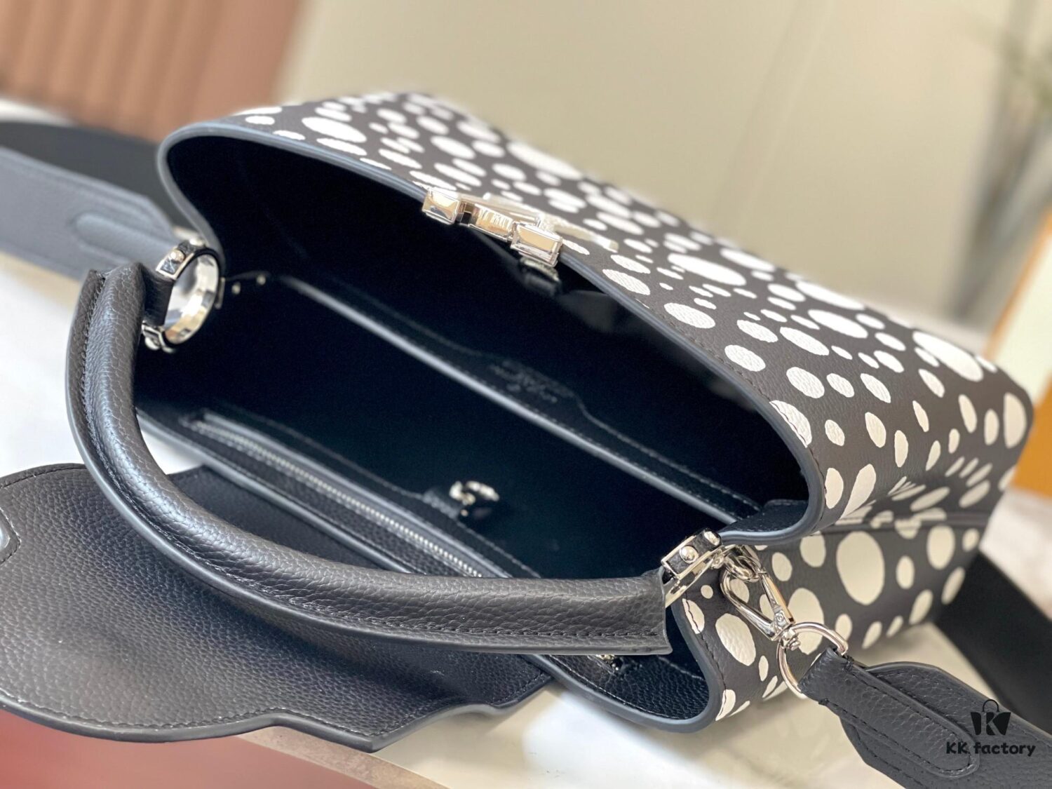 Upgraded M21665 LV x YK Capucines Medium Handbag