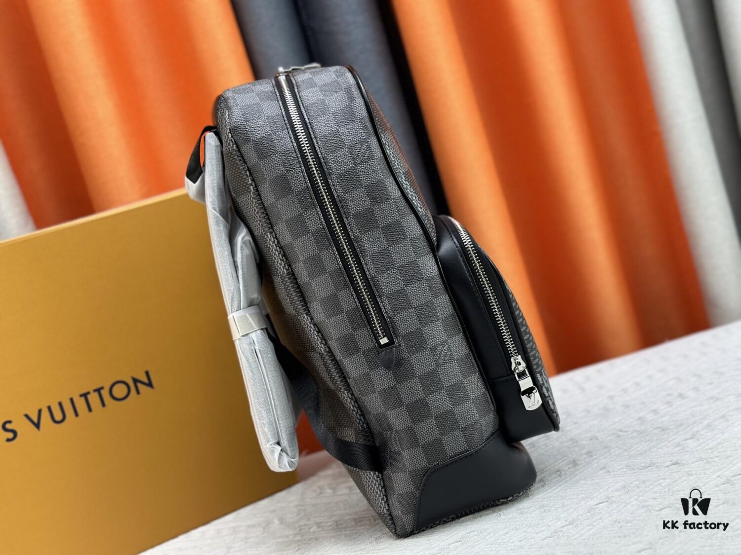 Model No.: M50009 Original Order Enhanced Version 💪【Exclusive Real Photography Background】💯 This Campus Backpack Features a Range of Damier Check Patterns in Flexible Coated Canvas, Exuding a Striking Contemporary Style. Zippered Compartments Offer Ample Storage Space, While the Handle and Adjustable Leather Shoulder Straps Allow for Multiple Carrying Options, Elegantly Expressing the Louis Vuitton Spirit. Dimensions: 30 x 39 x 13 cm (L x H x W)