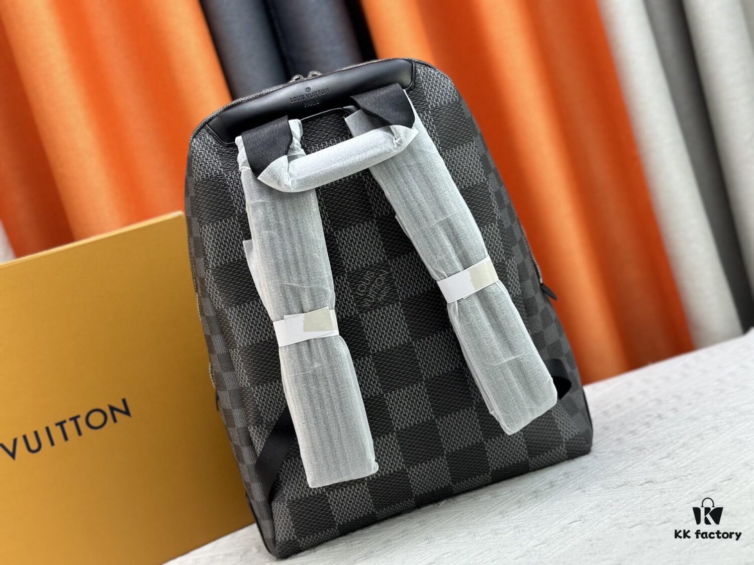 Model No.: M50009 Original Order Enhanced Version 💪【Exclusive Real Photography Background】💯 This Campus Backpack Features a Range of Damier Check Patterns in Flexible Coated Canvas, Exuding a Striking Contemporary Style. Zippered Compartments Offer Ample Storage Space, While the Handle and Adjustable Leather Shoulder Straps Allow for Multiple Carrying Options, Elegantly Expressing the Louis Vuitton Spirit. Dimensions: 30 x 39 x 13 cm (L x H x W)