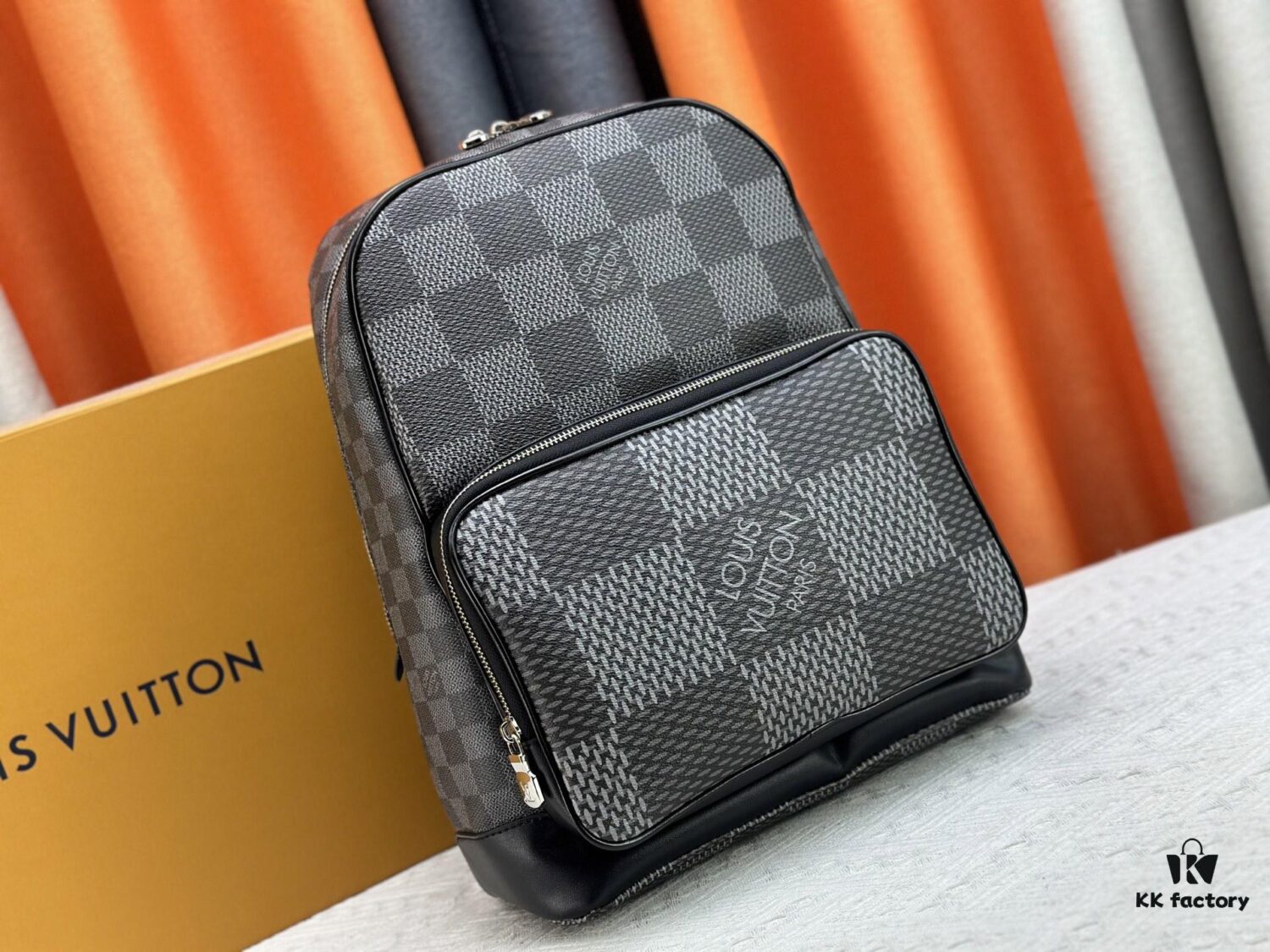 Model No.: M50009 Original Order Enhanced Version 💪【Exclusive Real Photography Background】💯 This Campus Backpack Features a Range of Damier Check Patterns in Flexible Coated Canvas, Exuding a Striking Contemporary Style. Zippered Compartments Offer Ample Storage Space, While the Handle and Adjustable Leather Shoulder Straps Allow for Multiple Carrying Options, Elegantly Expressing the Louis Vuitton Spirit. Dimensions: 30 x 39 x 13 cm (L x H x W)