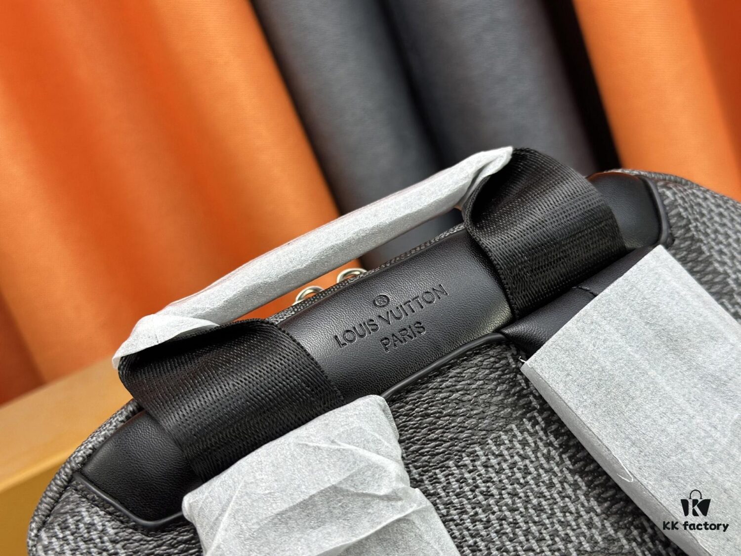 Model No.: M50009 Original Order Enhanced Version 💪【Exclusive Real Photography Background】💯 This Campus Backpack Features a Range of Damier Check Patterns in Flexible Coated Canvas, Exuding a Striking Contemporary Style. Zippered Compartments Offer Ample Storage Space, While the Handle and Adjustable Leather Shoulder Straps Allow for Multiple Carrying Options, Elegantly Expressing the Louis Vuitton Spirit. Dimensions: 30 x 39 x 13 cm (L x H x W)