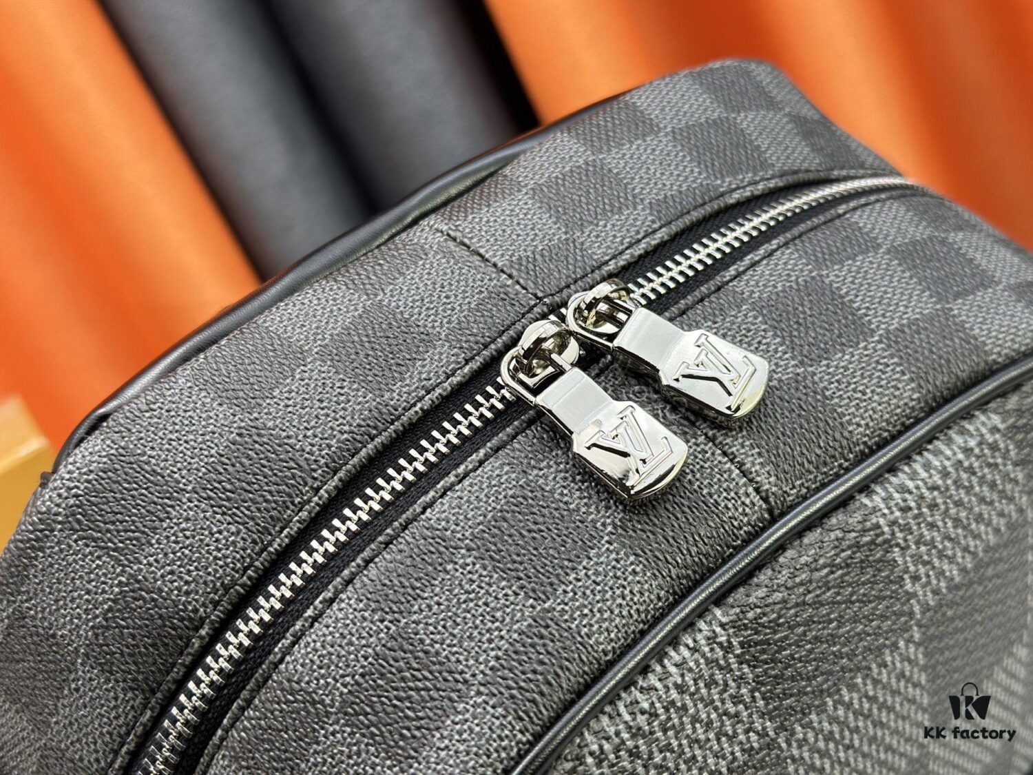 Model No.: M50009 Original Order Enhanced Version 💪【Exclusive Real Photography Background】💯 This Campus Backpack Features a Range of Damier Check Patterns in Flexible Coated Canvas, Exuding a Striking Contemporary Style. Zippered Compartments Offer Ample Storage Space, While the Handle and Adjustable Leather Shoulder Straps Allow for Multiple Carrying Options, Elegantly Expressing the Louis Vuitton Spirit. Dimensions: 30 x 39 x 13 cm (L x H x W)