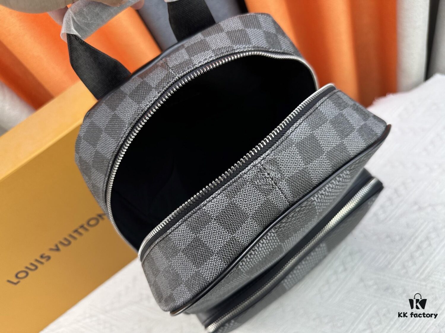 Model No.: M50009 Original Order Enhanced Version 💪【Exclusive Real Photography Background】💯 This Campus Backpack Features a Range of Damier Check Patterns in Flexible Coated Canvas, Exuding a Striking Contemporary Style. Zippered Compartments Offer Ample Storage Space, While the Handle and Adjustable Leather Shoulder Straps Allow for Multiple Carrying Options, Elegantly Expressing the Louis Vuitton Spirit. Dimensions: 30 x 39 x 13 cm (L x H x W)