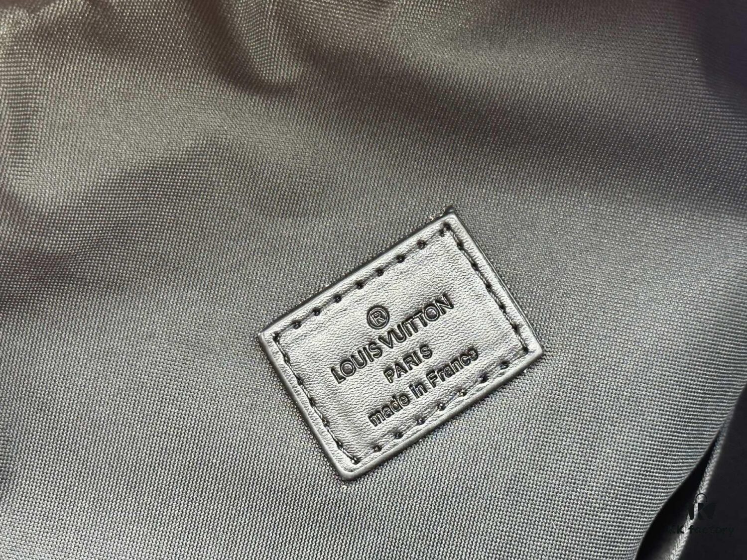 Model No.: M50009 Original Order Enhanced Version 💪【Exclusive Real Photography Background】💯 This Campus Backpack Features a Range of Damier Check Patterns in Flexible Coated Canvas, Exuding a Striking Contemporary Style. Zippered Compartments Offer Ample Storage Space, While the Handle and Adjustable Leather Shoulder Straps Allow for Multiple Carrying Options, Elegantly Expressing the Louis Vuitton Spirit. Dimensions: 30 x 39 x 13 cm (L x H x W)