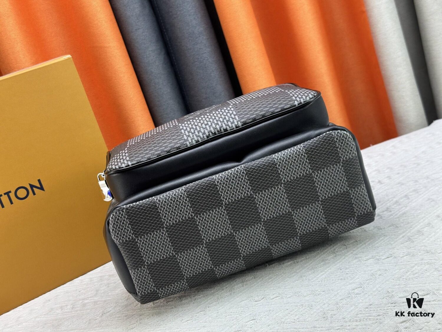 Model No.: M50009 Original Order Enhanced Version 💪【Exclusive Real Photography Background】💯 This Campus Backpack Features a Range of Damier Check Patterns in Flexible Coated Canvas, Exuding a Striking Contemporary Style. Zippered Compartments Offer Ample Storage Space, While the Handle and Adjustable Leather Shoulder Straps Allow for Multiple Carrying Options, Elegantly Expressing the Louis Vuitton Spirit. Dimensions: 30 x 39 x 13 cm (L x H x W)