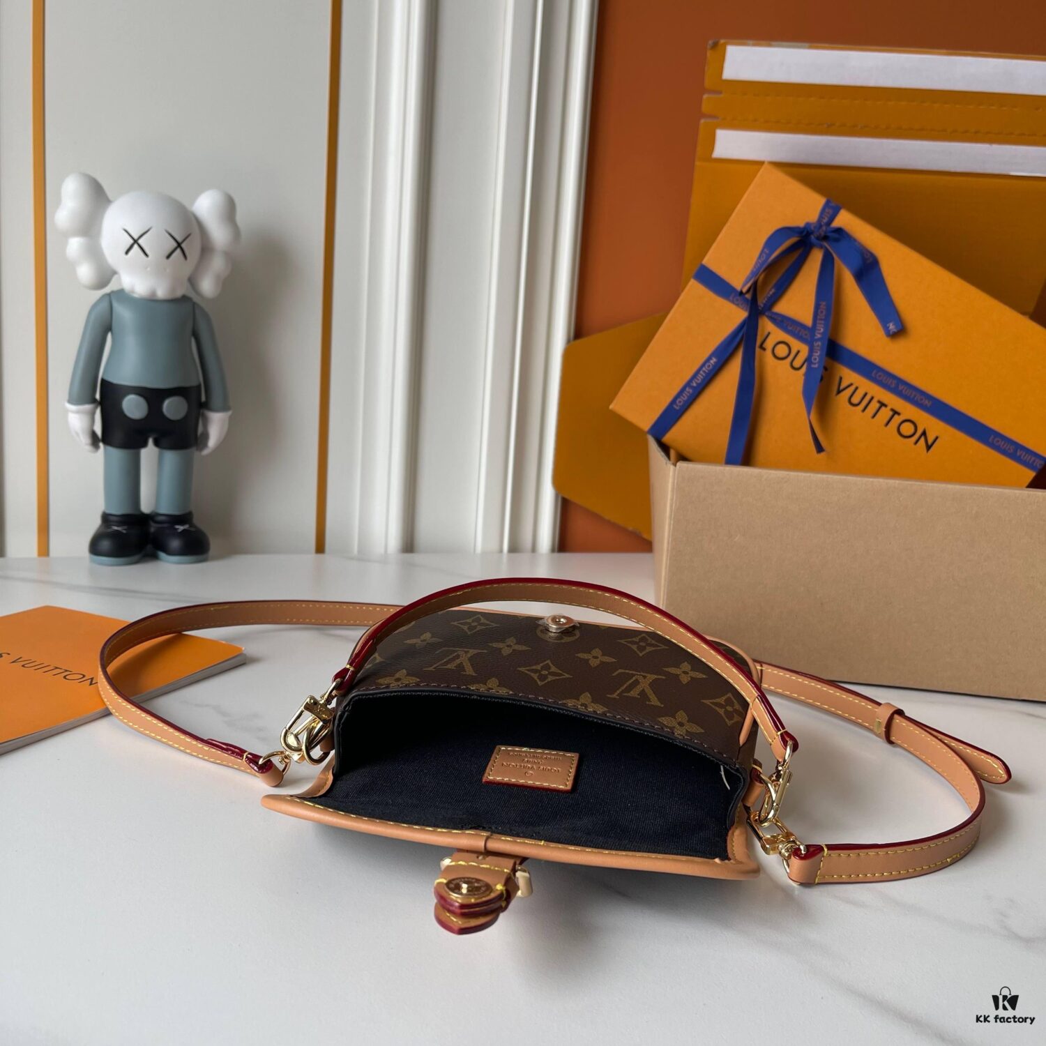 Upgraded Version [Real Photo, Own Background] (Quality Comparison) M14194 M83566 M83300 M45985 M83298 Baguette Bag Series, Details to Follow. White Tricolor