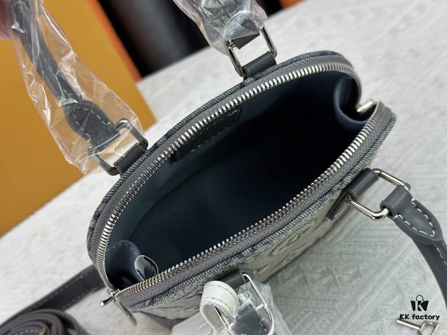 Upgraded Original Embossed Denim [Alma Nano Shell Handbag] M82717 Mini Shell Bag Series New Launch Nano Alma Bag