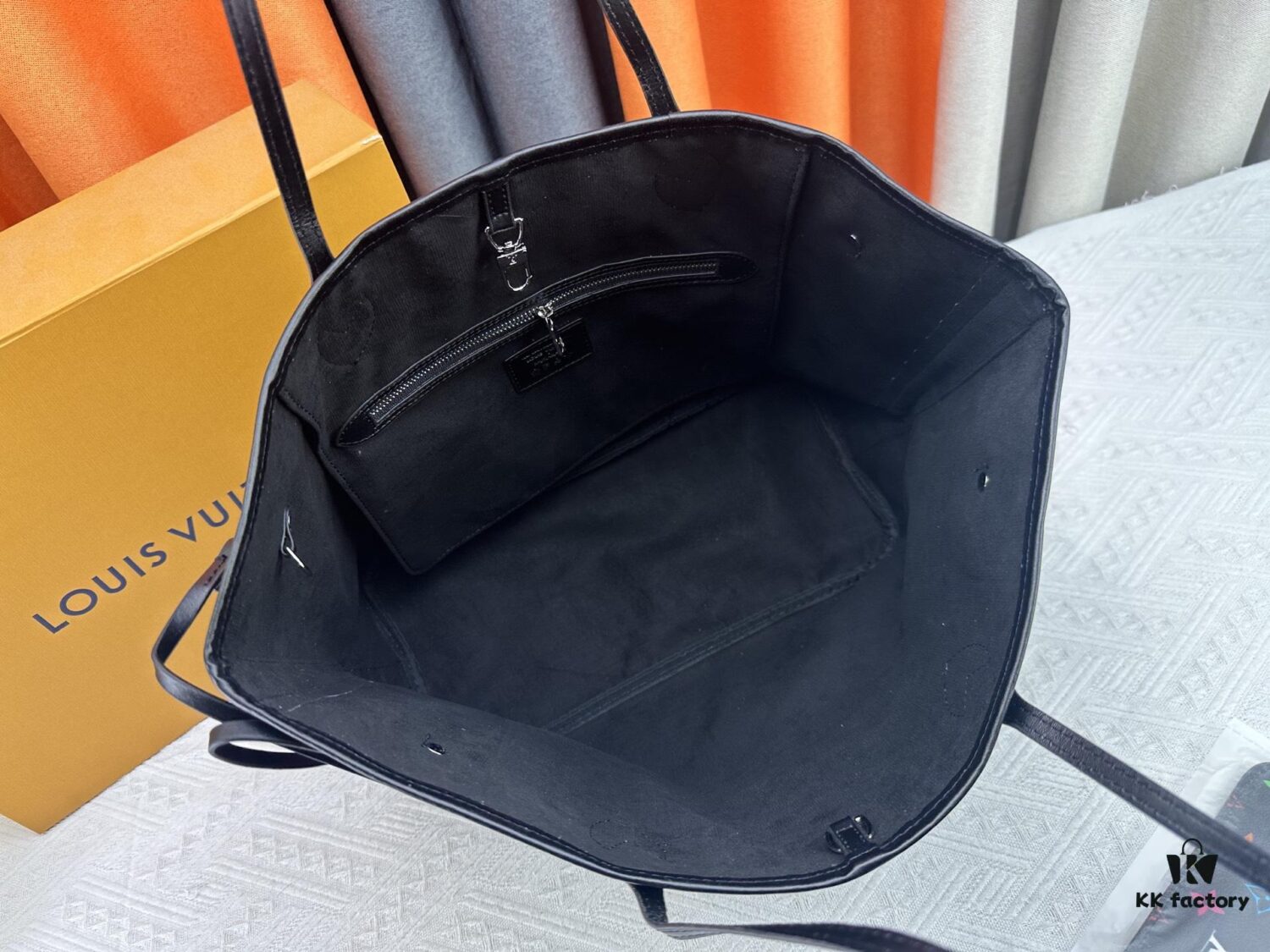 Upgraded Original M13675 M13271 M40995 This Medium Neverfull Bag from Louis Vuitton x Takashi Murakami Re-Edition Collection