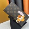 Wallet M60017 Umbrella M80857 M81544 This collectible multicolored zip-around wallet is crafted from Monogram canvas from the Vivienne Holidays 2022 collection, featuring an exquisite print of Louis Vuitton's mascot Vivienne standing in front of the brand's avant-garde Tokyo boutique with Japan's iconic Mount Fuji in the background. This vibrant high-end wallet serves as an invitation to journey and makes a perfect gift.