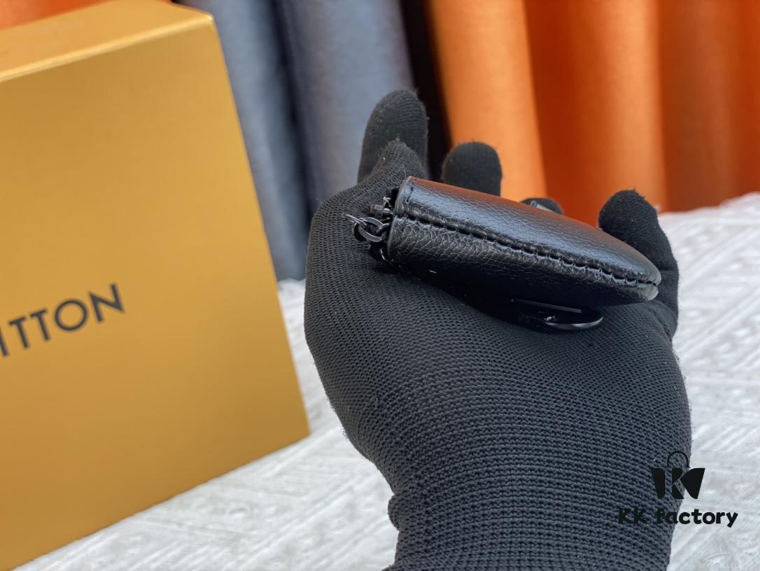 Wallet Top Original [Real Photo, Self Background] This Damier Canvas Small Leather Pouch Can Hold Coins and Keys, Easily Fits into Handbags or Clothing Pockets. Key Ring and Hook Can Be Attached to the D-Rings Found on Most Louis Vuitton Bags. Zipper Closure, Made of Damier Canvas and Embossed Calfskin with Shiny Gold-Tone Metal Accents. Model No. 62650, Dimensions: 12x7cm