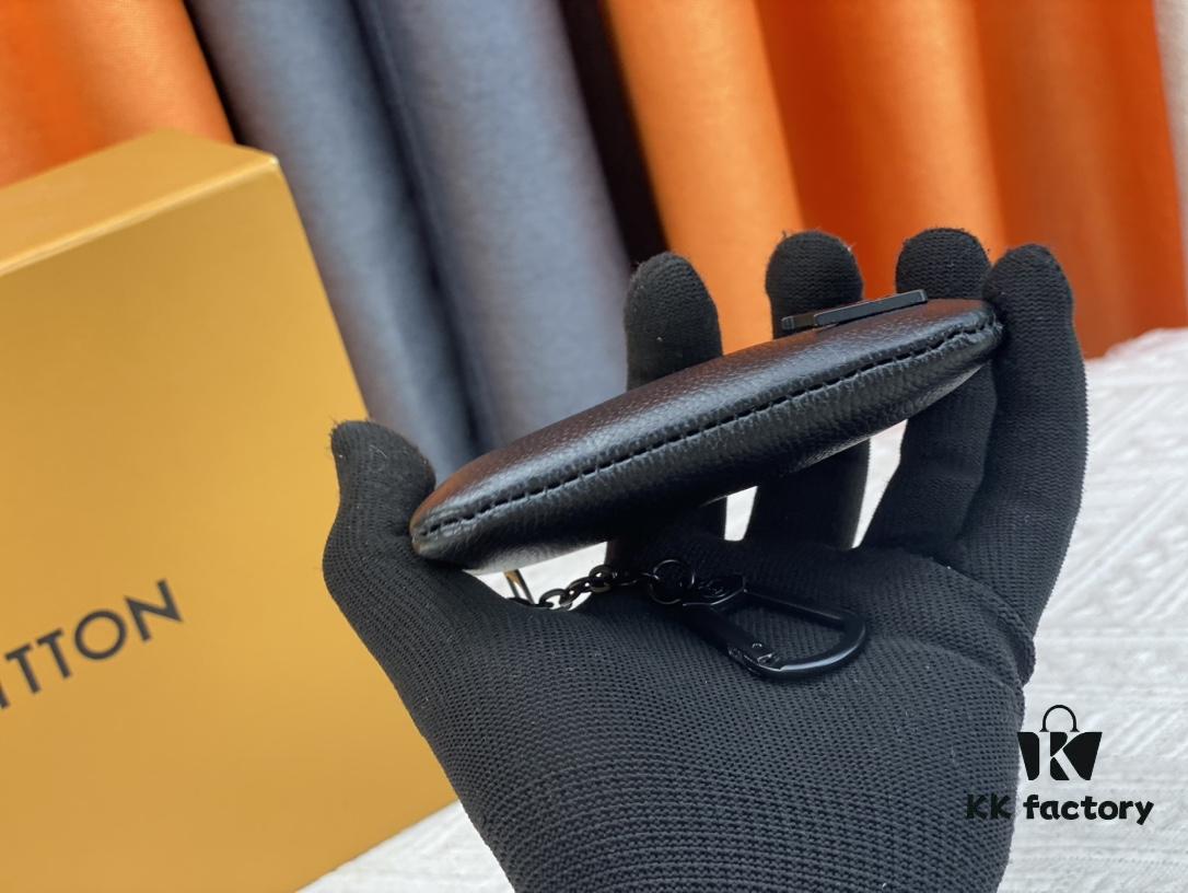 Wallet Top Original [Real Photo, Self Background] This Damier Canvas Small Leather Pouch Can Hold Coins and Keys, Easily Fits into Handbags or Clothing Pockets. Key Ring and Hook Can Be Attached to the D-Rings Found on Most Louis Vuitton Bags. Zipper Closure, Made of Damier Canvas and Embossed Calfskin with Shiny Gold-Tone Metal Accents. Model No. 62650, Dimensions: 12x7cm