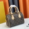 M46222.M46234.M45957.M45948 Vintage The Speedy Bandoulière 20 handbag features the Monogram canvas, cowhide leather trim, and textile lining, continuing the classic Louis Vuitton Speedy travel bag design in a compact size, complete with rolled leather handles and a detachable, adjustable textile shoulder strap accented with signature woven branding details.