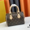 M46222.M46234.M45957.M45948 Vintage The Speedy Bandoulière 20 handbag features the Monogram canvas, cowhide leather trim, and textile lining, continuing the classic Louis Vuitton Speedy travel bag design in a compact size, complete with rolled leather handles and a detachable, adjustable textile shoulder strap accented with signature woven branding details.