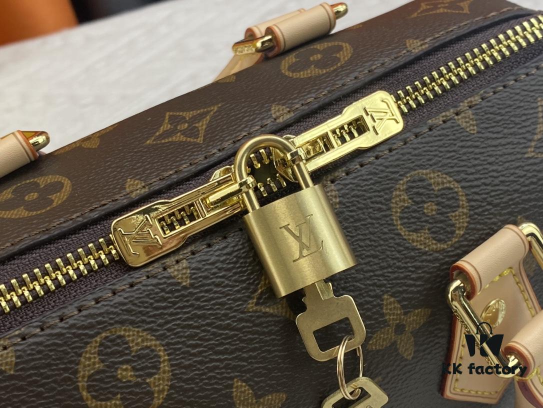 M46222.M46234.M45957.M45948 Vintage The Speedy Bandoulière 20 handbag features the Monogram canvas, cowhide leather trim, and textile lining, continuing the classic Louis Vuitton Speedy travel bag design in a compact size, complete with rolled leather handles and a detachable, adjustable textile shoulder strap accented with signature woven branding details.