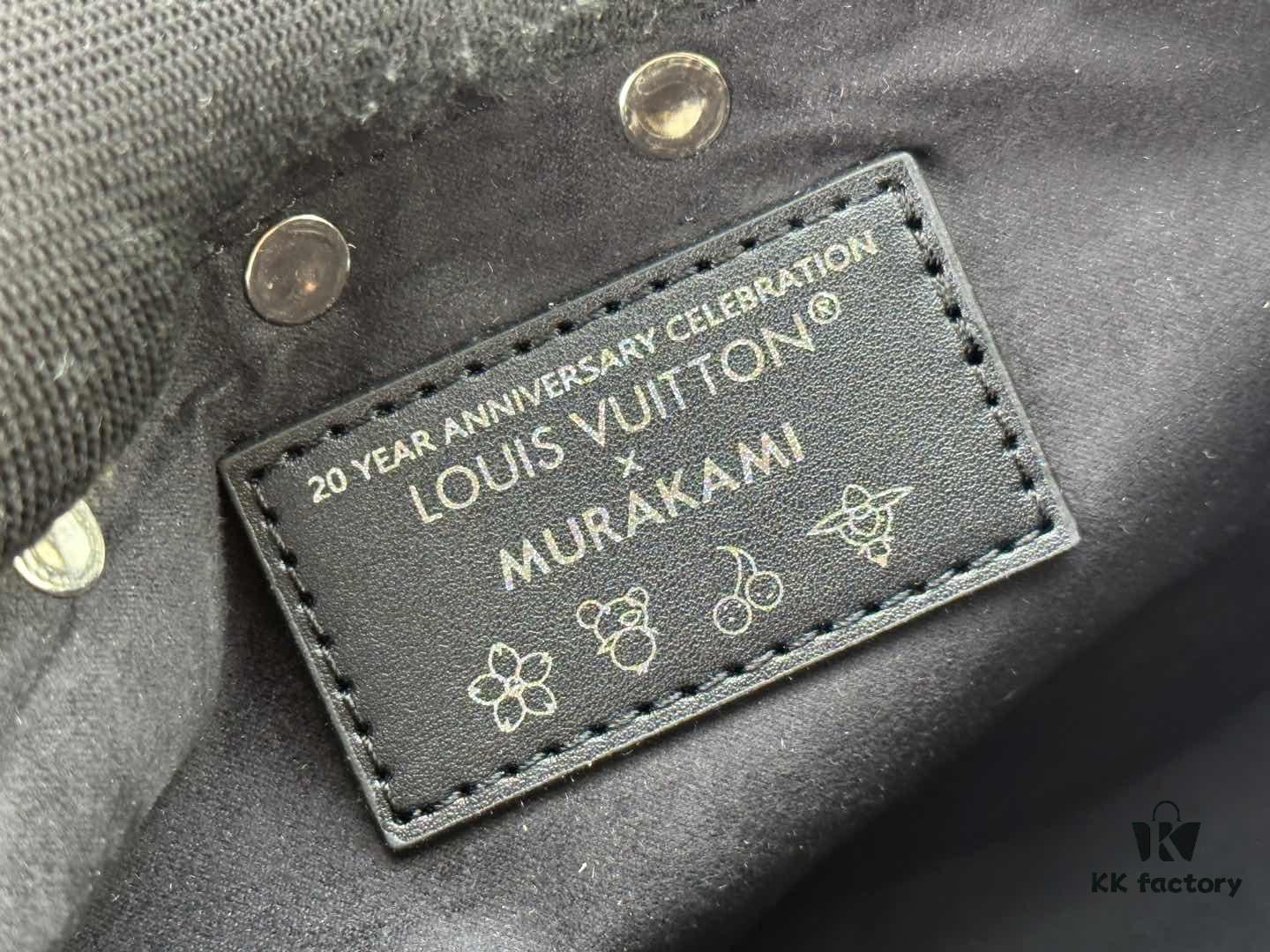 M13404 M13663 Black Color White Color This Pochette Accessoires handbag is crafted from coated canvas featuring a vibrant Monogram pattern, showcasing the dynamic collaboration between Louis Vuitton and Takashi Murakami. Trimmed with cowhide leather and accented with striking metal hardware, it highlights meticulous craftsmanship. The detachable shoulder strap and chain allow for versatile carrying options. Dimensions: 22x13x4cm