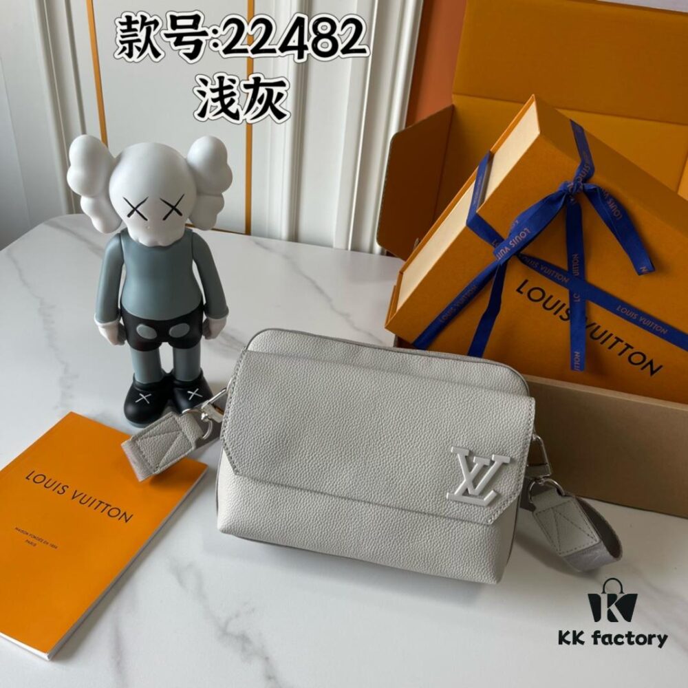 Upgraded 190 M22482 M22611 Latest Fastline Messenger Bag in Soft Cowhide Leather