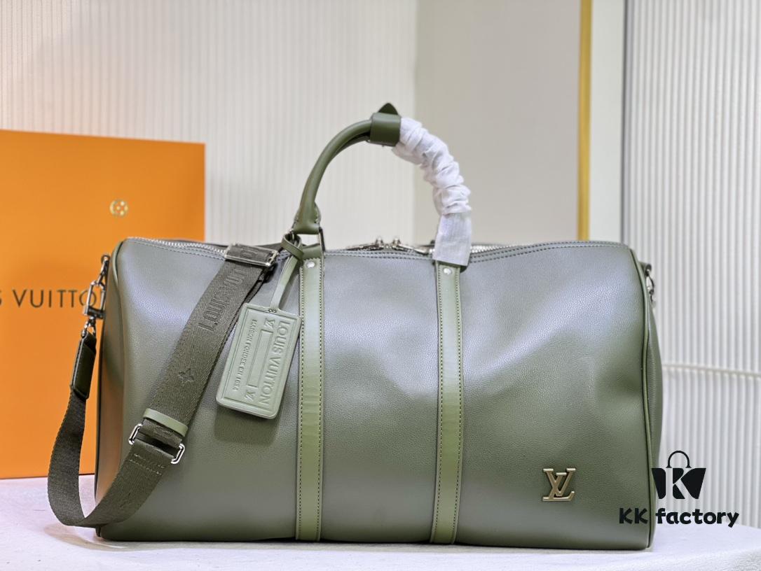 This Keepall travel bag is crafted from LV Aerogram cowhide leather, showcasing a classic silhouette that highlights Louis Vuitton's exceptional leather craftsmanship. Leather labels and jacquard woven shoulder straps pay tribute to the brand's travel heritage, while the carry-on size makes it ideal for weekend getaways.