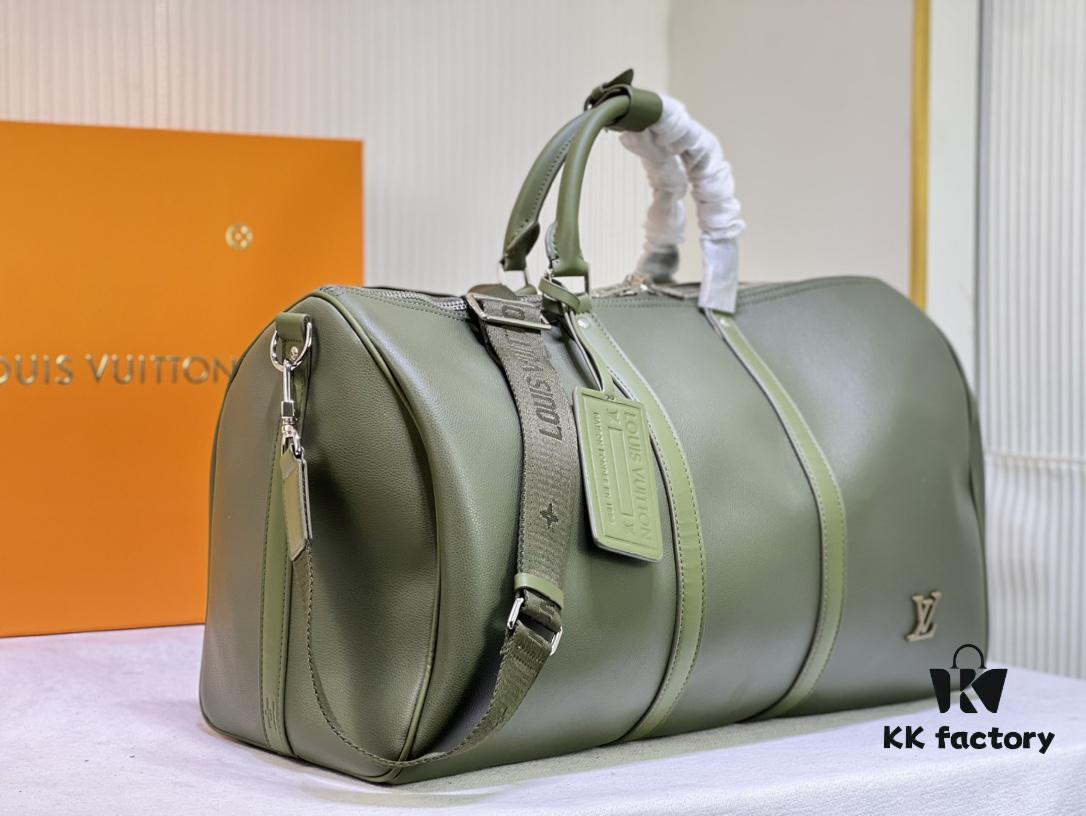 This Keepall travel bag is crafted from LV Aerogram cowhide leather, showcasing a classic silhouette that highlights Louis Vuitton's exceptional leather craftsmanship. Leather labels and jacquard woven shoulder straps pay tribute to the brand's travel heritage, while the carry-on size makes it ideal for weekend getaways.