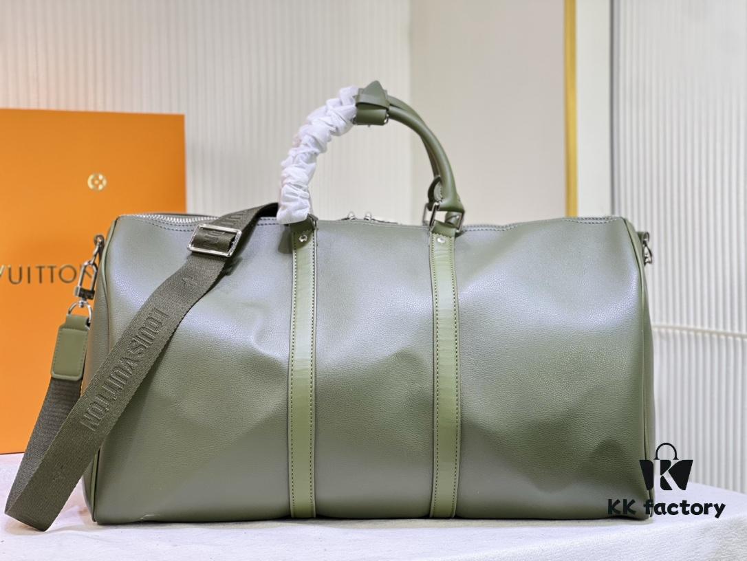 This Keepall travel bag is crafted from LV Aerogram cowhide leather, showcasing a classic silhouette that highlights Louis Vuitton's exceptional leather craftsmanship. Leather labels and jacquard woven shoulder straps pay tribute to the brand's travel heritage, while the carry-on size makes it ideal for weekend getaways.