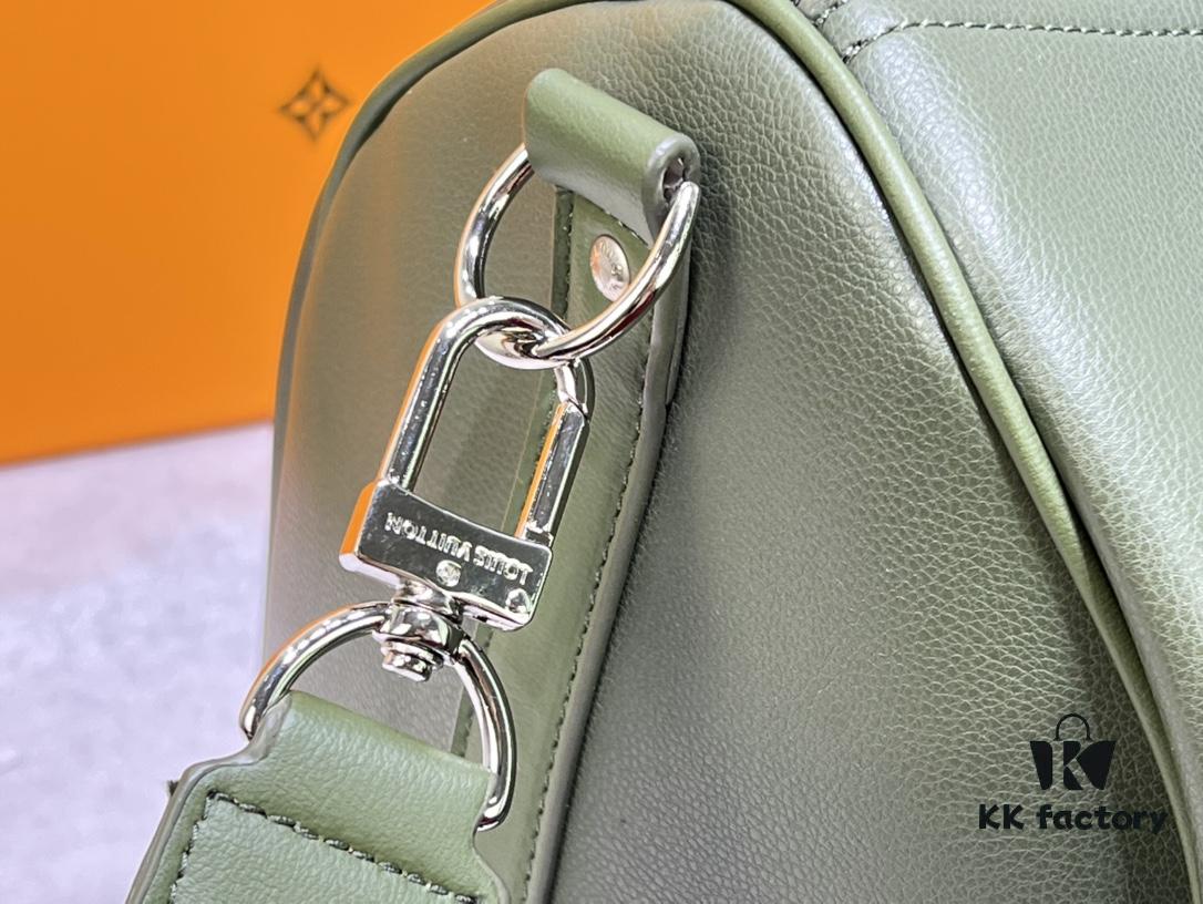 This Keepall travel bag is crafted from LV Aerogram cowhide leather, showcasing a classic silhouette that highlights Louis Vuitton's exceptional leather craftsmanship. Leather labels and jacquard woven shoulder straps pay tribute to the brand's travel heritage, while the carry-on size makes it ideal for weekend getaways.
