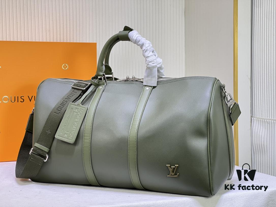 This Keepall travel bag is crafted from LV Aerogram cowhide leather, showcasing a classic silhouette that highlights Louis Vuitton's exceptional leather craftsmanship. Leather labels and jacquard woven shoulder straps pay tribute to the brand's travel heritage, while the carry-on size makes it ideal for weekend getaways.