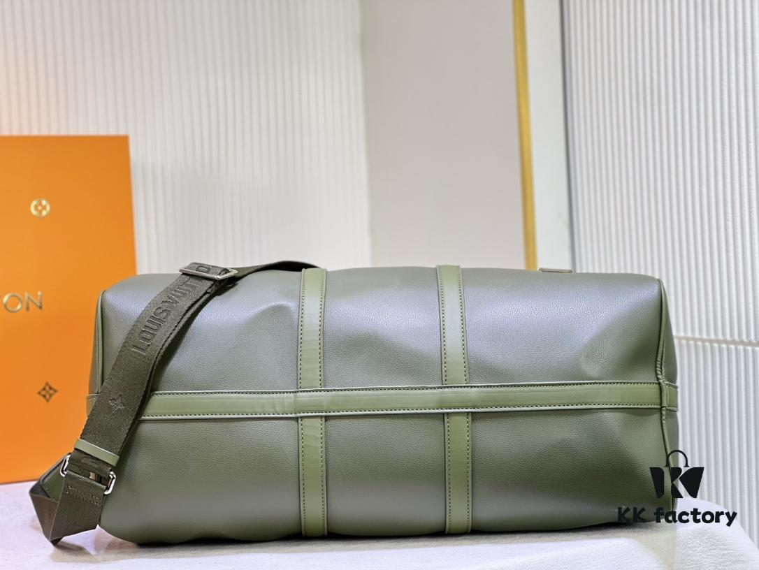 This Keepall travel bag is crafted from LV Aerogram cowhide leather, showcasing a classic silhouette that highlights Louis Vuitton's exceptional leather craftsmanship. Leather labels and jacquard woven shoulder straps pay tribute to the brand's travel heritage, while the carry-on size makes it ideal for weekend getaways.