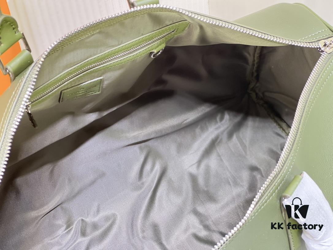 This Keepall travel bag is crafted from LV Aerogram cowhide leather, showcasing a classic silhouette that highlights Louis Vuitton's exceptional leather craftsmanship. Leather labels and jacquard woven shoulder straps pay tribute to the brand's travel heritage, while the carry-on size makes it ideal for weekend getaways.