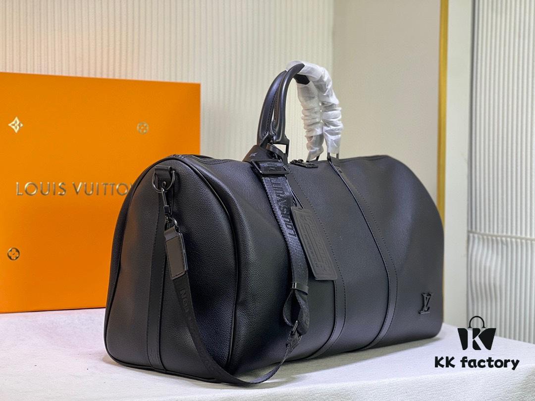 This Keepall travel bag is crafted from LV Aerogram cowhide leather, showcasing the iconic silhouette and Louis Vuitton's exceptional leather craftsmanship. The leather label and jacquard shoulder strap pay tribute to the brand's travel heritage, while the carry-on size makes it perfect for weekend getaways.