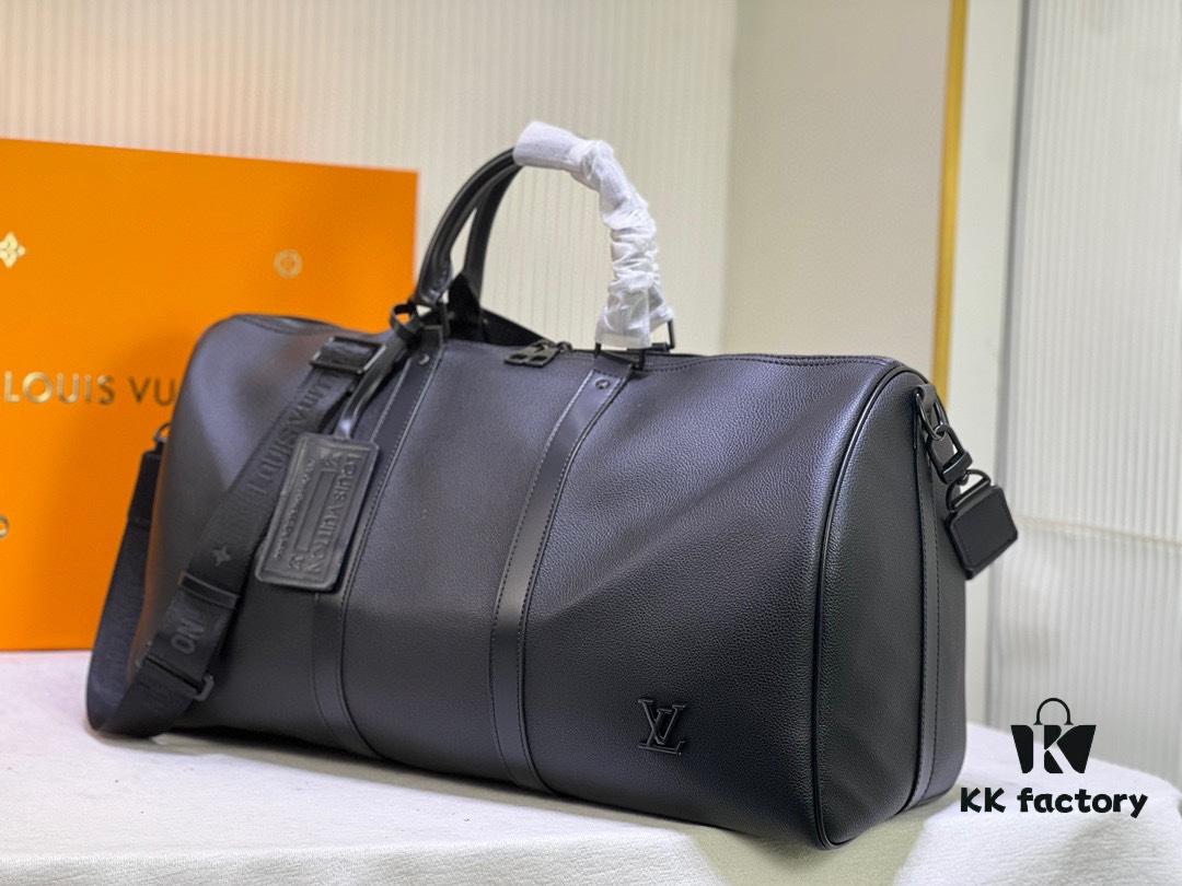 This Keepall travel bag is crafted from LV Aerogram cowhide leather, showcasing the iconic silhouette and Louis Vuitton's exceptional leather craftsmanship. The leather label and jacquard shoulder strap pay tribute to the brand's travel heritage, while the carry-on size makes it perfect for weekend getaways.