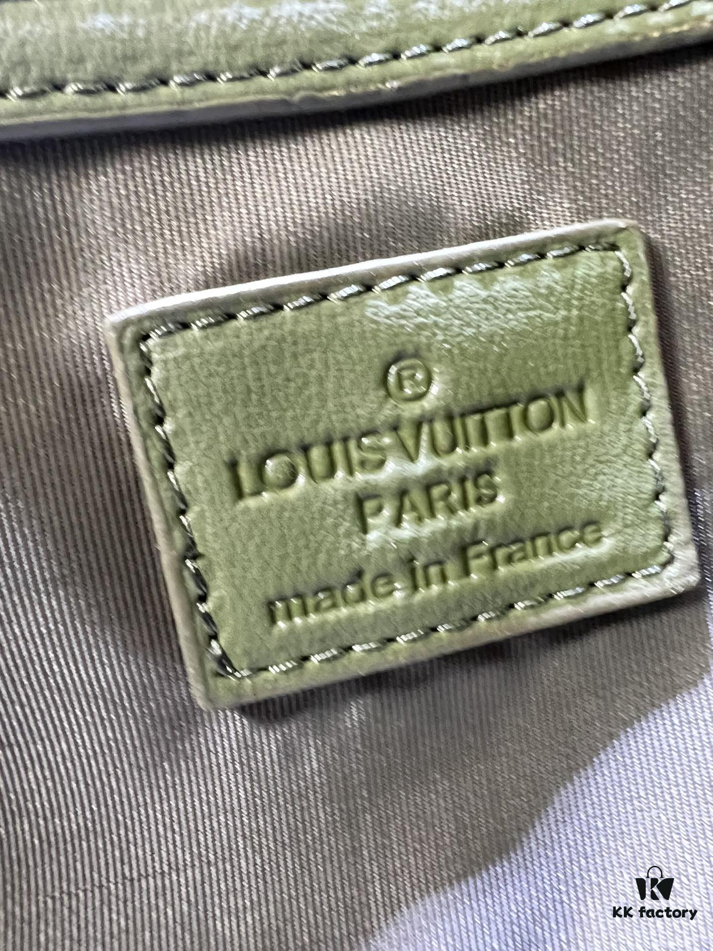 This Keepall travel bag is crafted from LV Aerogram cowhide leather, showcasing a classic silhouette that highlights Louis Vuitton's exceptional leather craftsmanship. Leather labels and jacquard woven shoulder straps pay tribute to the brand's travel heritage, while the carry-on size makes it ideal for weekend getaways.