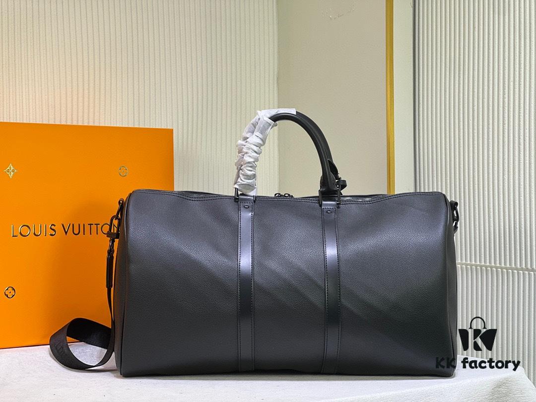 This Keepall travel bag is crafted from LV Aerogram cowhide leather, showcasing the iconic silhouette and Louis Vuitton's exceptional leather craftsmanship. The leather label and jacquard shoulder strap pay tribute to the brand's travel heritage, while the carry-on size makes it perfect for weekend getaways.