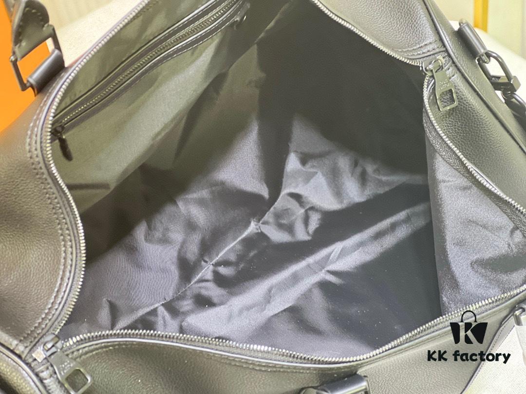 This Keepall travel bag is crafted from LV Aerogram cowhide leather, showcasing the iconic silhouette and Louis Vuitton's exceptional leather craftsmanship. The leather label and jacquard shoulder strap pay tribute to the brand's travel heritage, while the carry-on size makes it perfect for weekend getaways.