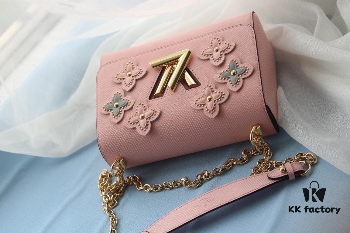 New Arrival [Rose] Top Quality Original Version [Rose]... Even More Beautiful in Real Life [Kiss][Kiss] LV's Hottest Twist Denim Medium Bag Now Available 💃